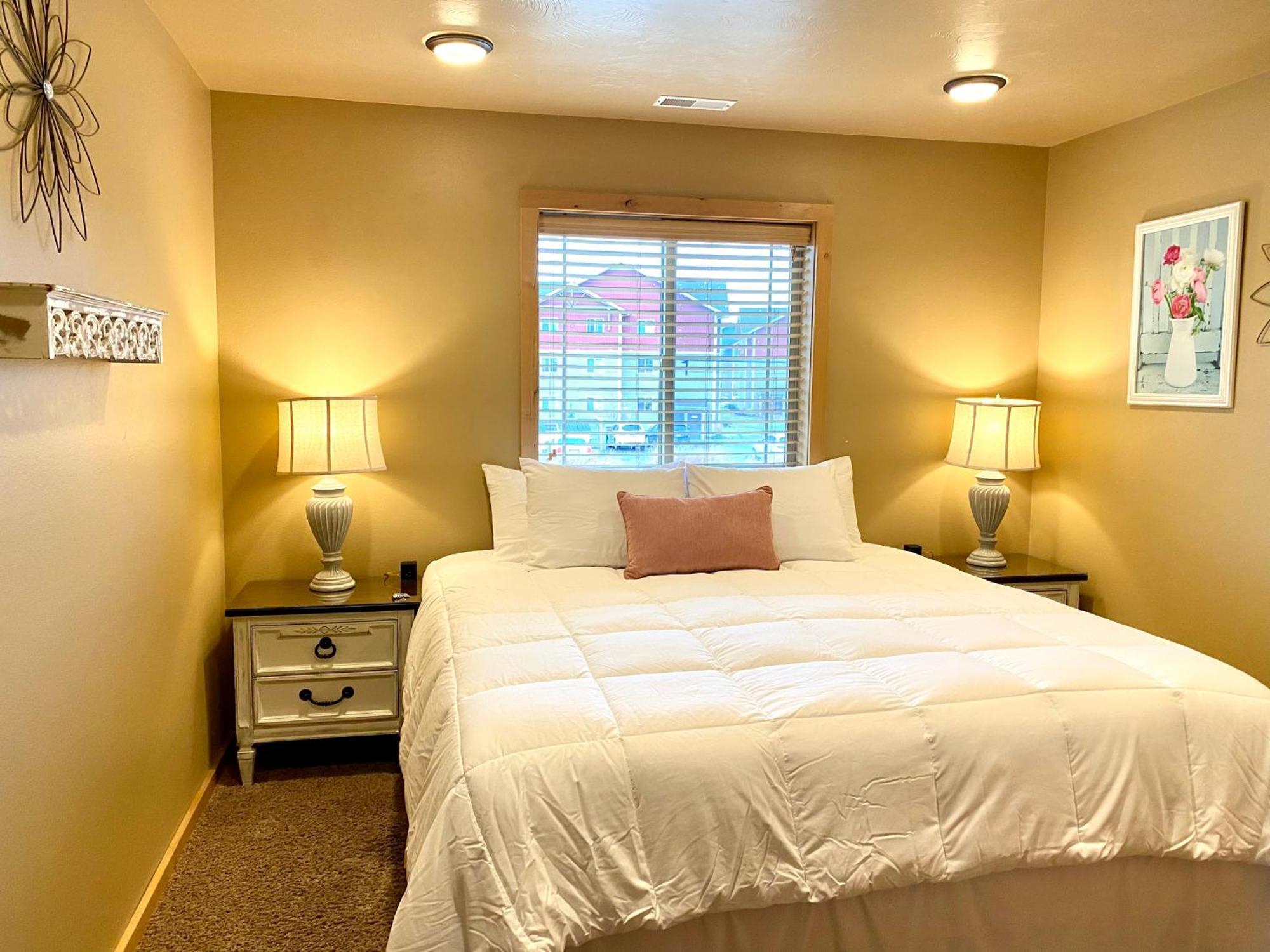 The Raspberry Garden Hotel Rexburg Room photo