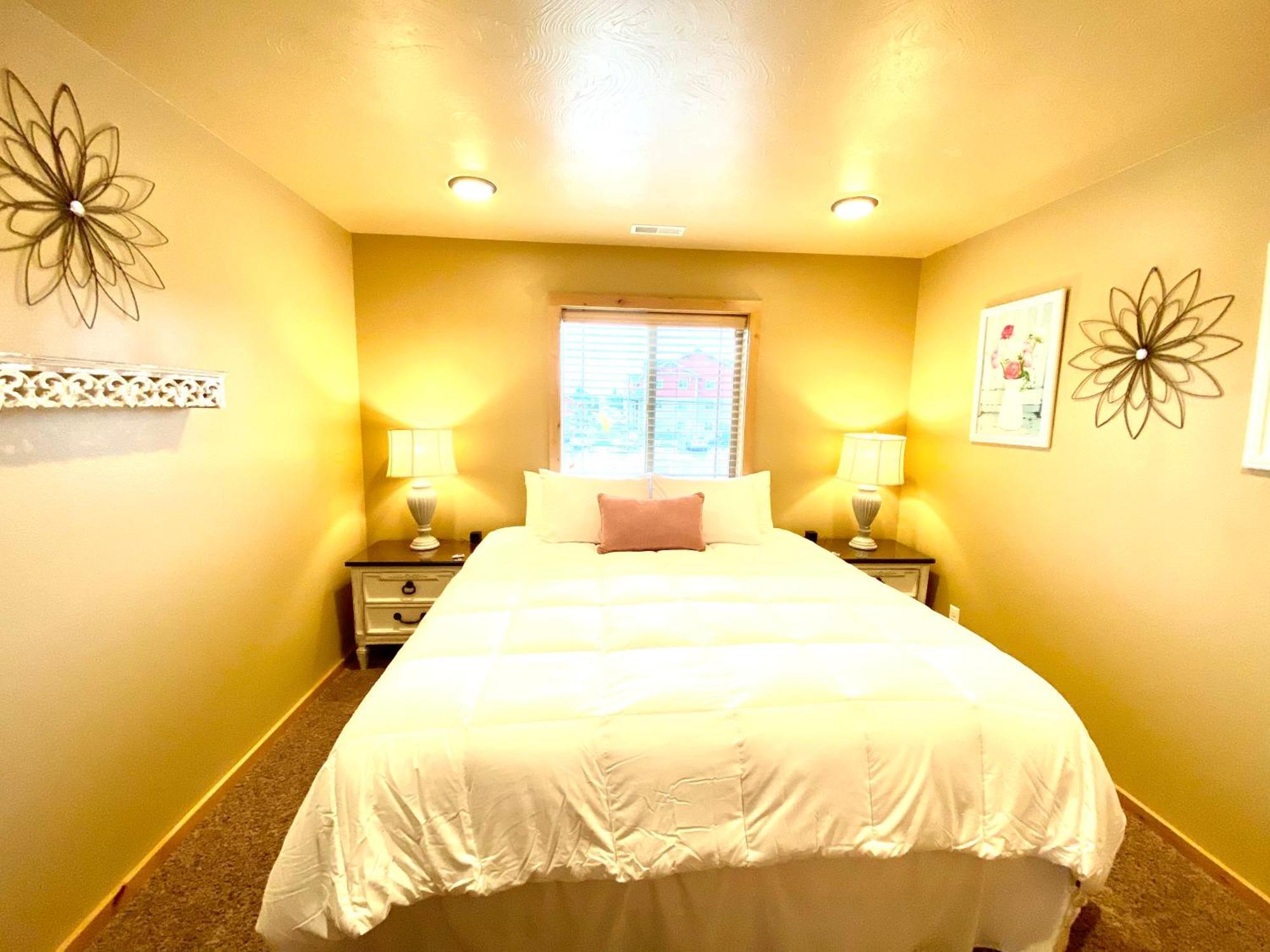 The Raspberry Garden Hotel Rexburg Room photo