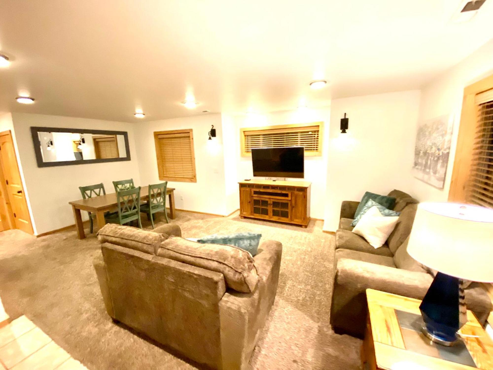 The Raspberry Garden Hotel Rexburg Room photo