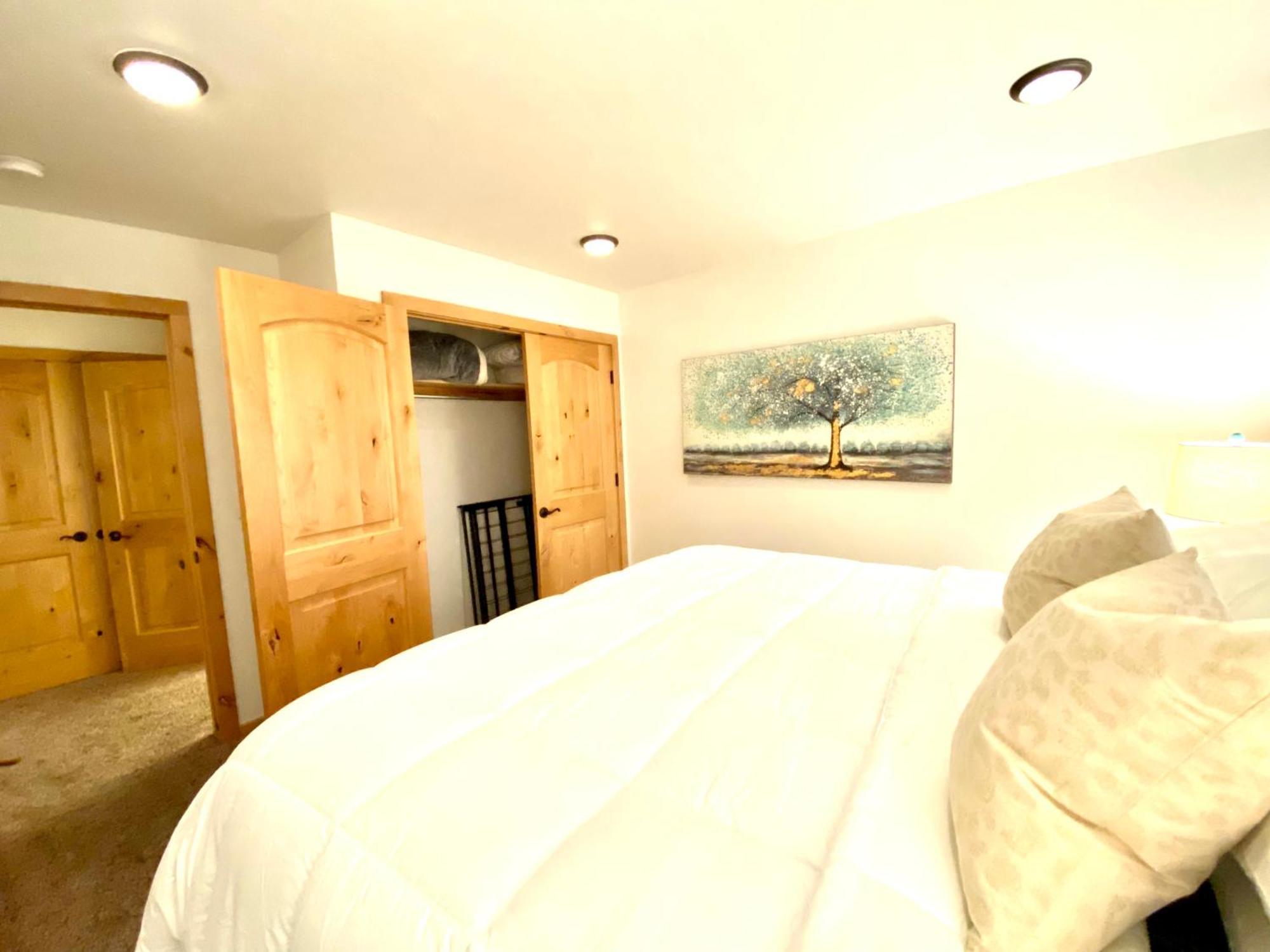 The Raspberry Garden Hotel Rexburg Room photo